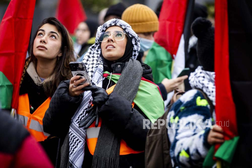 Simpatisan pro-Palestina melakukan protes saat sidang di Mahkamah Internasional (ICJ) mengenai pengaduan genosida dari Afrika Selatan atas aksi militer Israel di Jalur Gaza, di Den Haag, Belanda, (12/