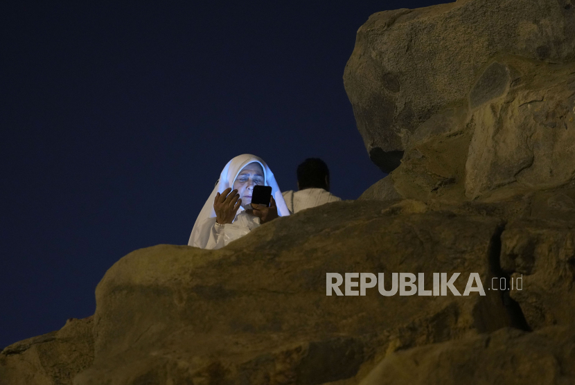 Umat Muslim berdoa di puncak bukit berbatu yang dikenal Jabal Rahmah, Arafah, Makkah, Arab Saudi. 