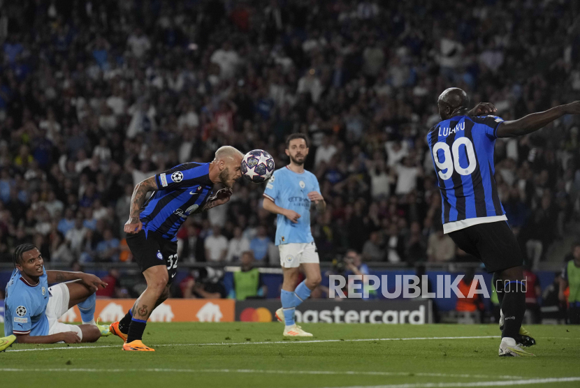 Para pemain Inter Milan berusaha menjebol gawang Manchester City. 