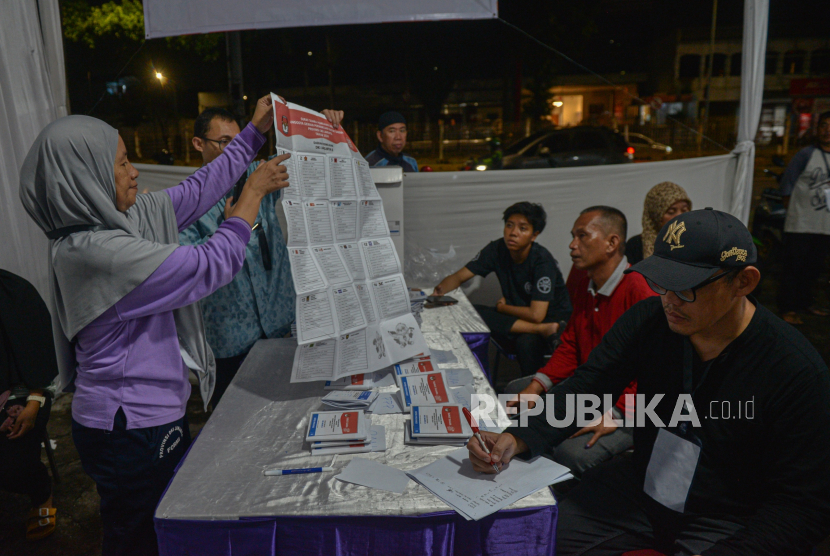 Anggota KPPS melakukan penghitungan surat suara yang berlangsung hingga malam hari (ilustrasi). 