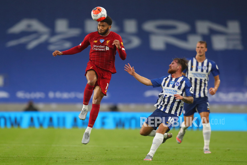 Joe Gomez menanduk bola pada laga antara Brighton & Hove Albiion melawan Liverpool di Brighton, Kamis (9/7) dini hari.