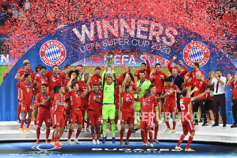 Pemain Bayern Munchen melakukan selebrasi seusai menjuarai UEFA Super Cup 2020 di Puskas Arena, Jumat (25/9/2020). Bayern menjadi juara UEFA Super Cup setelah mengalahkan Sevilla dengan skor 2-1.