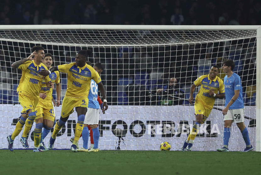 Para pemain Frosinone merayakan gol ke gawang Napoli dalam duel di Coppa Italia.