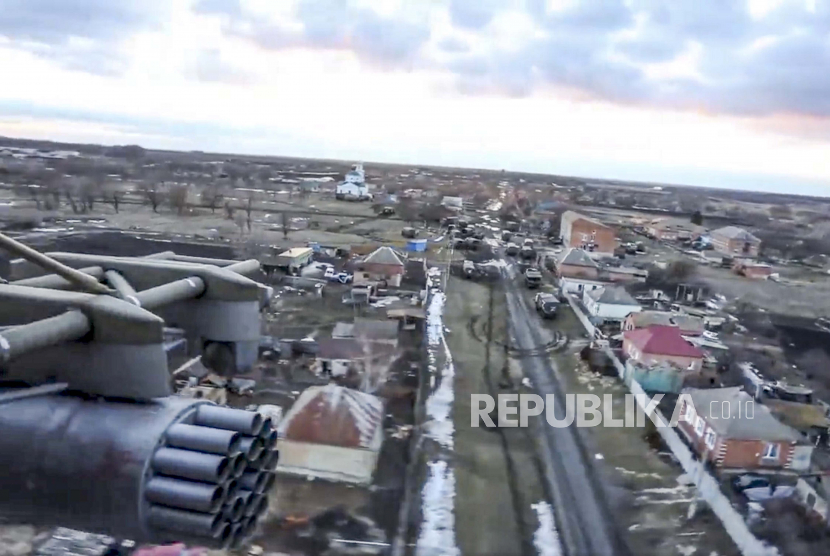 Gambar ini diambil dari video yang dirilis oleh Layanan Pers Kementerian Pertahanan Rusia pada Selasa, 1 Maret 2022, menunjukkan pemandangan dari jendela helikopter militer Rusia saat terbang di atas lokasi yang dirahasiakan di Ukraina.