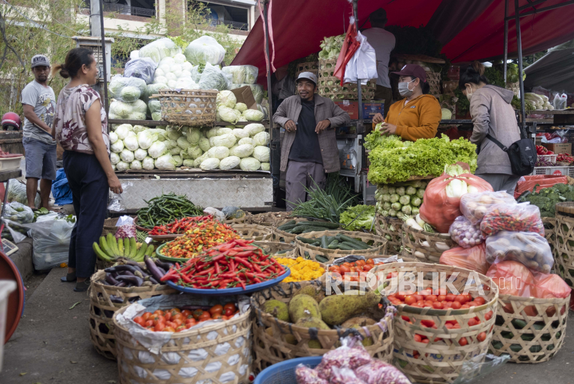 Pedagang menjual buah-buahan di pasar tradisional di Denpasar, Bali. Agar manfaat buah dapat dirasakan secara maksimal, ada aturan tertentu saat mengonsumsinya, salah satunya adalah dengan memperbanyak konsumsi buah-buahan lokal dibanding impor.