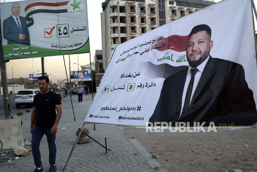 Poster kampanye untuk pemilihan parlemen awal yang akan datang ditampilkan di Baghdad tengah, Irak.