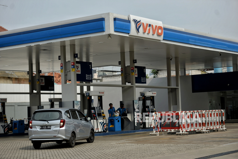 Pengendara mengisi bahan bakar minyak (BBM) di salah satu SPBU Vivo di Jakarta, Ahad (4/9/2022). Pembeli bahan bakar minyak (BBM) di SPBU Vivo di Jalan Dr Djundjunan Pasteur, Kota Bandung terpantau masih normal pascaharga BBM diturunkan Ahad (1/1/2023) kemarin.