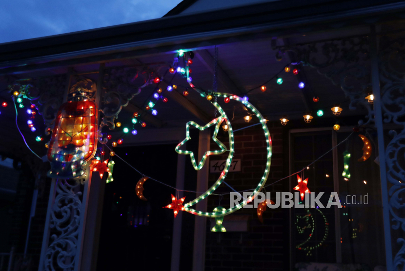 Lampu-lampu hias bertema Ramadhan terpasang di sebuah rumah di Dearborn, Michigan, Amerika Serikat. Pandemi virus corona menyebabkan masjid-masjid di seluruh Amerika Serikat ditutup. Ilustrasi.