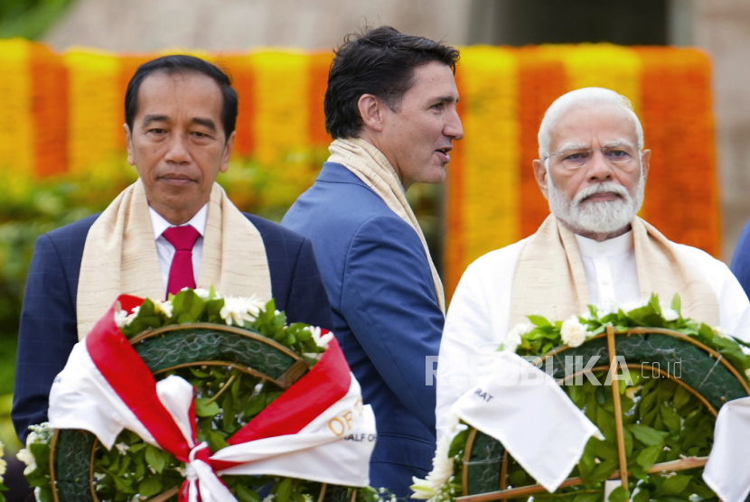 Perdana Menteri Kanada Justin Trudeau berjalan melewati PM India Narendra Modi, kanan, dan Presiden Joko Widodo selama KTT G20 di New Delhi, Ahad, 10 September 2023.