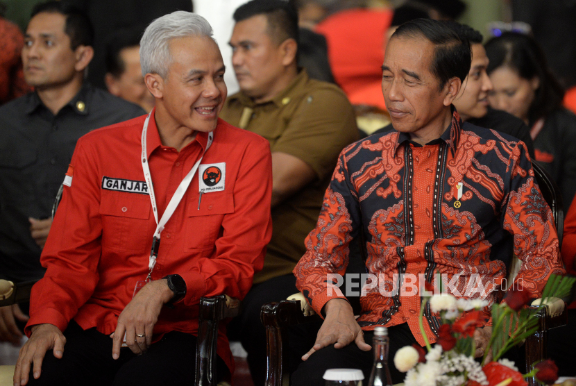 Bakal Calon Presiden Ganjar Pranowo berbincang dengan Presiden Joko Widodo saat menghadri pembukaan Rakernas IV PDIP di JIExpo Kemayoran, Jakarta, Jumat (29/9/2023). 