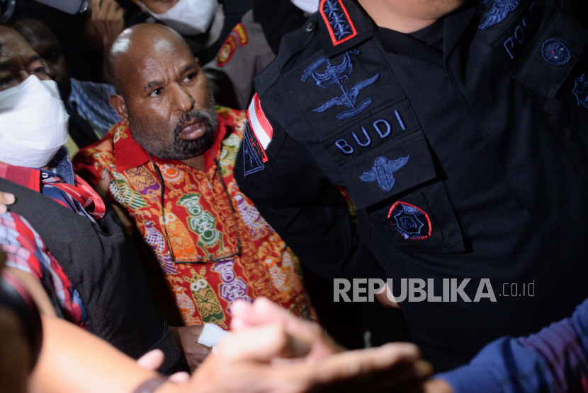 Gubernur Papua Lukas Enembe saat tiba di RSPAD Gatot Soebroto, Jakarta Pusat, Selasa (10/1/2023). 