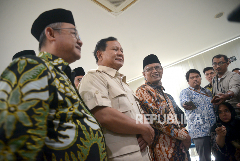 Ketua Umum PP Muhammadiyah, Haedar Nashir (kanan) dan Sekertaris Umum PP Muhammadiyah Abdul Muti (kiri) mendampingi Menteri Pertahanan Prabowo Subianto usai pertemuan di Kampus 4 Universitas Ahmad Dahlan, Yogyakarta, Jumat (14/7/2023). Pada pertemuan ini Prabowo dan Haedar Nashir membahas terkait solusi permasalahan bangsa serta melihat peluang kerjasama pengembangan alutsista. Usai pertemuan Menhan mengunjungi Laboratorium Nuklir milik UAD sebagai tempat penelitian rudal.