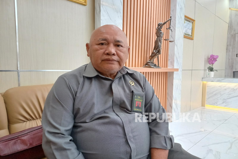Hakim Pengadilan Tinggi Bandung sekaligus Humas PT Bandung Jesayas Tarigan memberikan keterangan resmi terkait vonis hakim yang memperberat hukuman Doni Salmanan, Rabu (22/2/2023). Doni Salmanan divonis 8 tahun penjara dari sebelumnya hanya empat tahun.