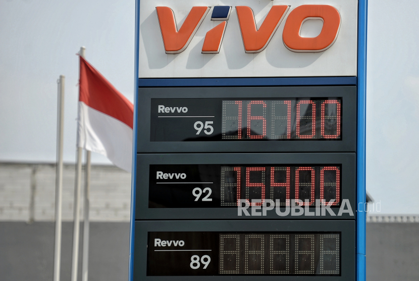 Daftar harga bahan bakar minyak terpasang di salah satu SPBU Vivo di Jakarta, Ahad (4/9/2022). Dirjen Migas Kementerian ESDM mengatakan pihak Vivo akan menyesuaikan harga BBM jenis Ron-89 yang sebelumnya dijual dengan harga Rp8.900 per liter seiring dengan kenaikan harga BBM jenis Pertalite yang mengalami kenaikan harga sebesar Rp10.000 per liter dari harga sebelumnya Rp7.650 per liter. Republika/Thoudy Badai