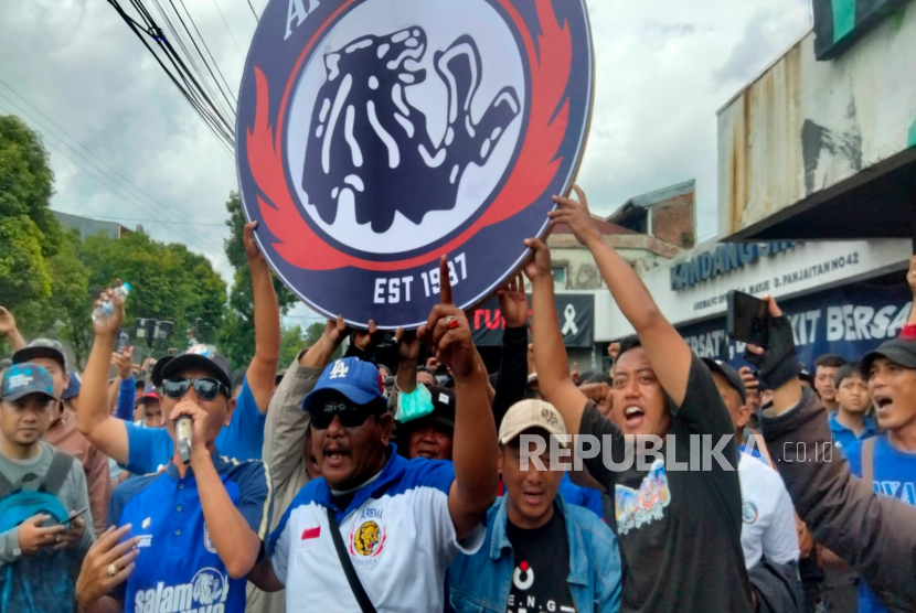 Sejumlah Aremania hadir di Kantor Arema FC, Kota Malang, Selasa (31/1/2023). 