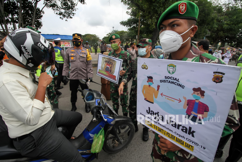Petugas gabungan TNI dan Polri menjaring warga tidak menggunakan masker saat berlangsung kampanye gerakan pakai masker (GPM),  di Lhokseumawe, Aceh, Selasa (2/2/2021). Kampanye GPM dan prokes ketat COVID-19  itu upaya meningkatkan kesadaran bersama dalam memutus rantai penyebaran wabah untuk  menekan 9.230 kasus positif, 378 diantaranya meninggal dunia. 