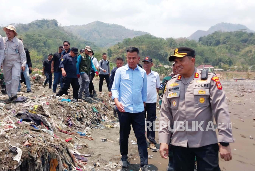 Penjabat (Pj) Gubernur Jabar Bey Machmudin meninjau aksi bersih-bersih Pantai Cibutun. Pj Gubernur Jabar ingatkan kades, aksi Pandawara justru baik dalam penanganan sampah.