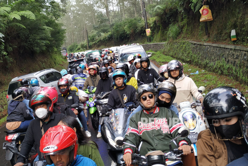 Kemacetan lalu lintas di Jalan Tangkubanparahu, Kecamatan Cikole, Kecamatan Lembang, Kabupaten Bandung Barat, Senin (24/4/2024). Kemacetan disebabkan tingginya arus lalu lintas menuju sejumlah tempat wisata dan pengendara yang melakukan perjalanan di momen Lebaran.