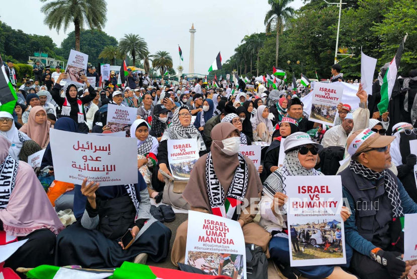  Massa Aksi Solidaritas Palestina /Doa untuk Gaza menyimak orasi ustadz Bachtiar Nasir di area Monas, Jakarta Pusat, Ahad (8/4/2024). Massa mengangkat poster yang mengecam kekejaman Israel terhadap rakyat Palestina. 