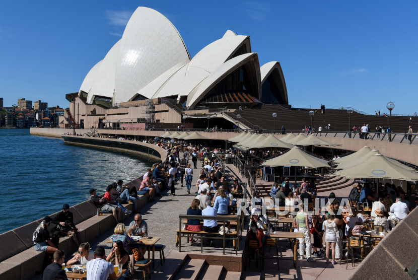 Anggota masyarakat terlihat di area makan luar ruangan di The Sydney Opera House, di Sydney, Australia, 17 Oktober 2021.