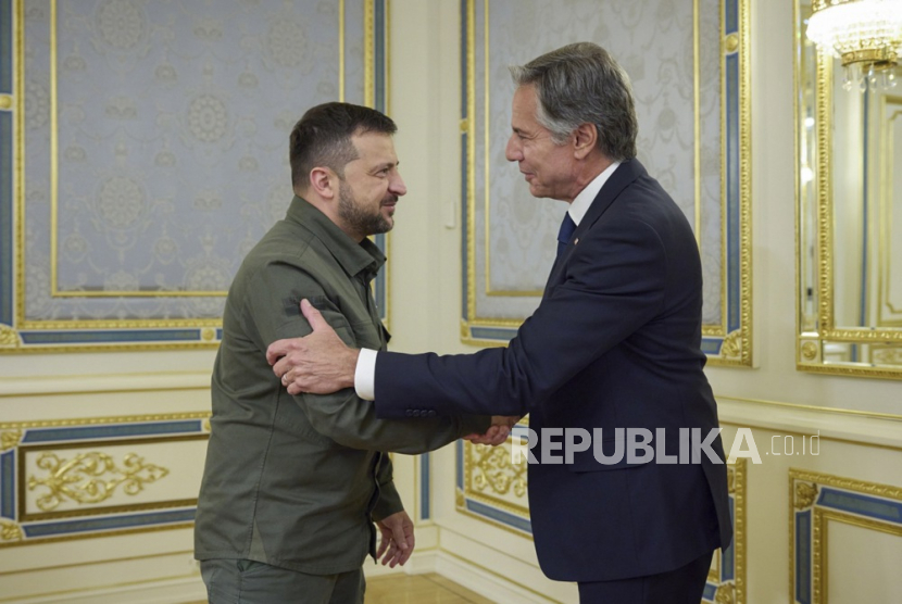 Menlu AS Antony Blinken (kanan) bertemu Presiden Ukraina Volodymyr Zelenskyy di Kiev, Rabu (6/9/2023). 