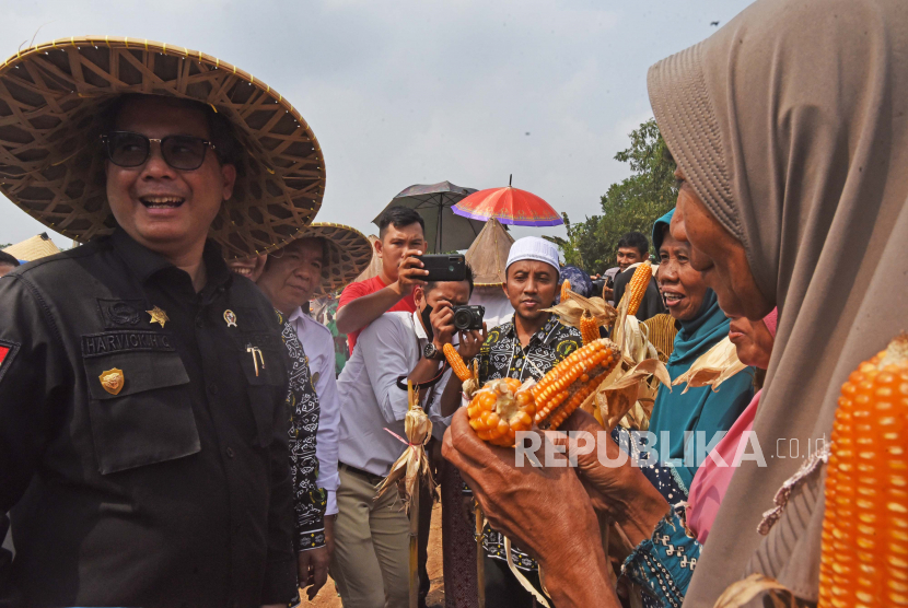 Wakil Menteri Pertanian Harvick Hasnul Qolbi (kedua kiri). Kedatangan Wamentan sudah lama ditunggu khususnya petani untuk salurkan aspirasi. Ilustrasi.