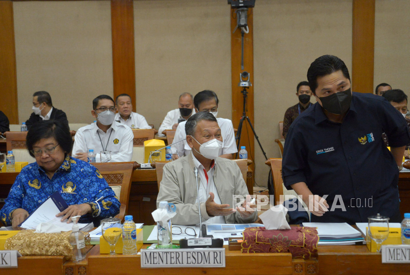 Menteri ESDM Arifin Tasrif (kiri) dan Menteri BUMN Erick Thohir (kanan) saat mengikuti Rapat Kerja dengan Komisi VII  di kompleks Parlemen Senayan, Jakarta, Selasa (29/11/2022). Raker tersebut beragendakan pengantar musyawarah mengenai Rancangan Undang-Undang Energi Baru dan Energi Terbarukan (RUU EB-ET). Republika/Prayogi
