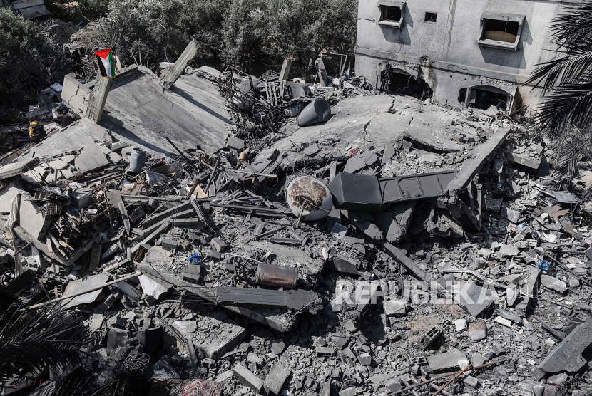 Pandangan umum menunjukkan puing-puing rumah anggota Jihad Islam Anas Al-Masri yang hancur setelah serangan udara Israel pada 10 Mei di kota Beit Lahiya, Jalur Gaza utara.