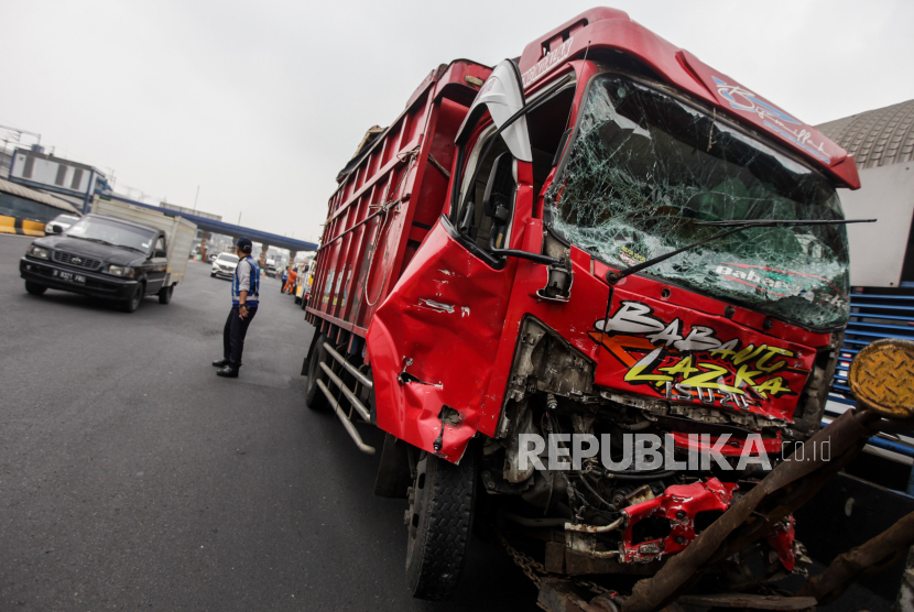Truk yang diduga penyebab terjadinya kecelakaan beruntun di Gerbang Tol Halim Utama, Jakarta. Polda Metro melibatkan KPAI menangani sopir truk pelaku tabrakan karambol di GT Halim.