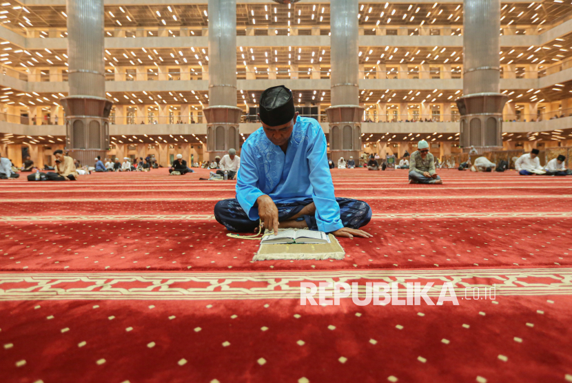 Jamaah membaca Alquran saat malam Itikaf di Masjid Istiqlal, Jakarta, Selasa (10/3/2026). Pada 10 hari terakhir bulan suci Ramadhan, sejumlah umat muslim melakukan itikaf atau menetap di dalam masjid untuk menjemput malam lailatul qadar dengan memperbanyak ibadah dan membaca Alquran.
