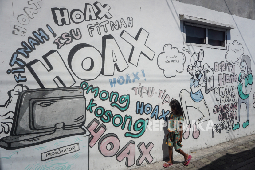 Tulisan soal hoax di dinding rumah yang dibuat orang iseng (Ilustrasi)