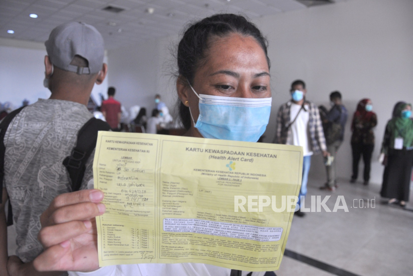 Seorang Tenaga Kerja Indonesia (TKI) memperlihatkan surat kewaspadaan kesehatan usai mengikuti Rapid Test COVID-19 ketika tiba dari Malaysia di Bandara Internasional Kualanamu Kabupaten Deliserdang, Sumatera Utara, Kamis (9/4/2020). Sebanyak 134 orang TKI yang terdampak 