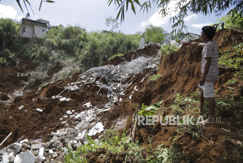 Pemerintah Indonesia melalui BNPB bersama sejumlah perguruan tinggi siap kembangkan sistem informasi peringatan dini bencana tanah longsor. (ilustrasi)