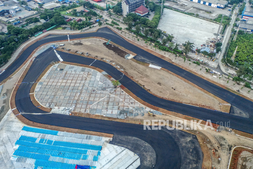 Foto udara lintasan Sirkuit Jakarta International E-Prix Circuit (JIEC) yang telah diaspal di kawasan Taman Impian Jaya Ancol, Jakarta. Formula E kurang dari sebulan lagi, tapi grandstand masih dalam proses pemasangan.