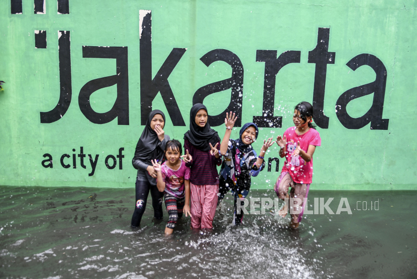 Sejumlah bocah bermain air saat banjir menggenangi kawasan Jakarta Selatan (ilustrasi)