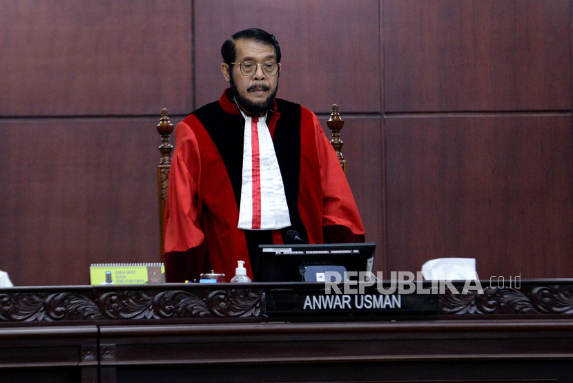 Ketua Majelis Hakim Mahkamah Konstitusi (MK), Anwar Usman dicopot dari jabatan ketua MK.