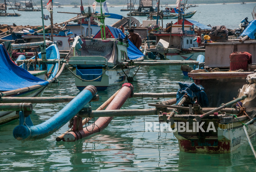 Sejumlah kapal nelayan bersandar di dermaga Tempat Pelelangan Ikan (TPI) Binuangeun, Lebak, Banten, Selasa (12/5/2020). Kementerian Kelautan dan Perikanan (KKP) bakal mengembangkan smart card atau kartu pintar yang dapat tersambung secara daring ke dunia maya untuk mendata kapal ikan.