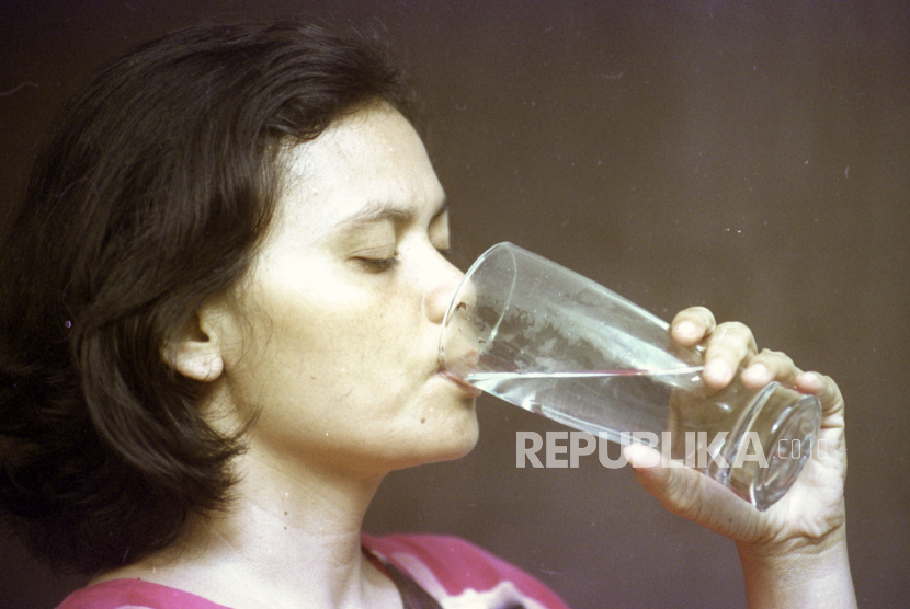 Sering minum air putih dan membatasi konsumsi gula bisa membantu mencegah penyakit tidak menular/ilustrasi