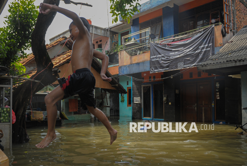 Banjir di Perempatan Delta Mas Bekasi Bikin Puluhan Kendaraan Mogok, Jababeka Dikepung Air