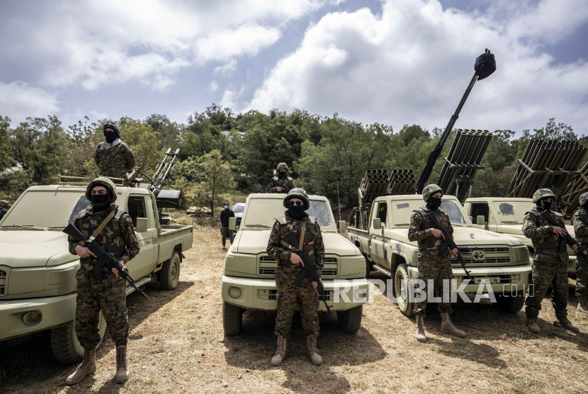 Pejuang kelompok militan Lebanon Hizbullah melakukan latihan di desa Aaramta di Distrik Jezzine, Lebanon selatan, Minggu, 21 Mei 2023.