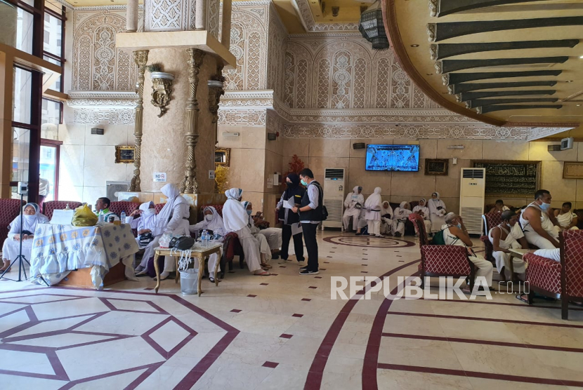 Jamaah haji Indonesia di lobi Hotel Al Luluah 301. Kemenag Negosiasi Harga Hotel untuk Calon Jamaah Haji