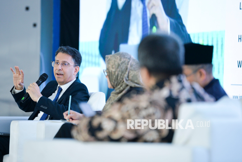 Country Economist IsDB Regional Hub Indonesia Ali Mansour Fallahi saat memaparkan materi dalam acara Islamic Finance Dialogue di Jakarta, Senin (26/5/2025).