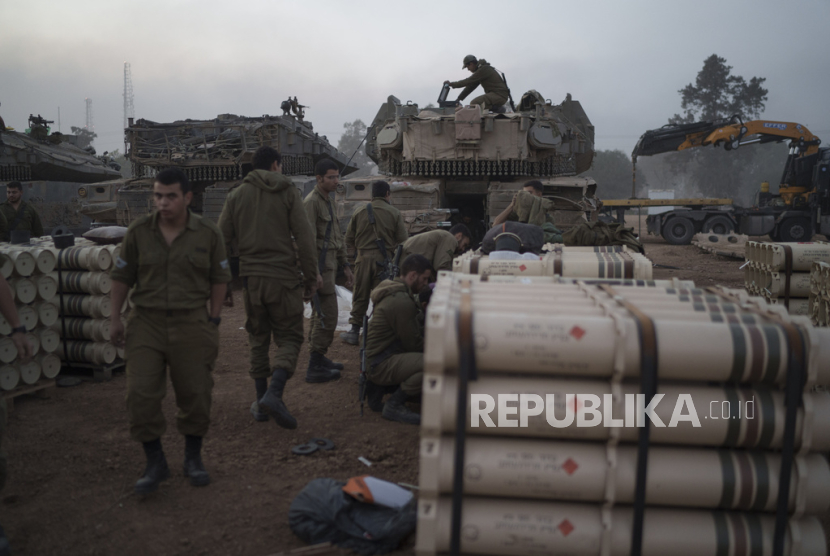 Tentara Israel dari unit artileri menyimpan peluru tank di area persiapan di perbatasan Israel-Gaza di Israel selatan, Senin, 1 Januari 2024. 
