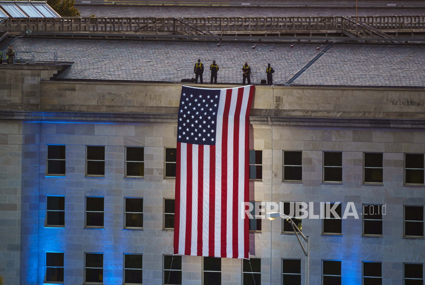 Sebuah bendera Amerika dikibarkan di Pentagon di Washington (ilustrasi). Pentagon mengatakan kebocoran sejumlah dokumen rahasia mengenai perang Ukraina merupakan resiko 'sangat serius' pada keamanan nasional.