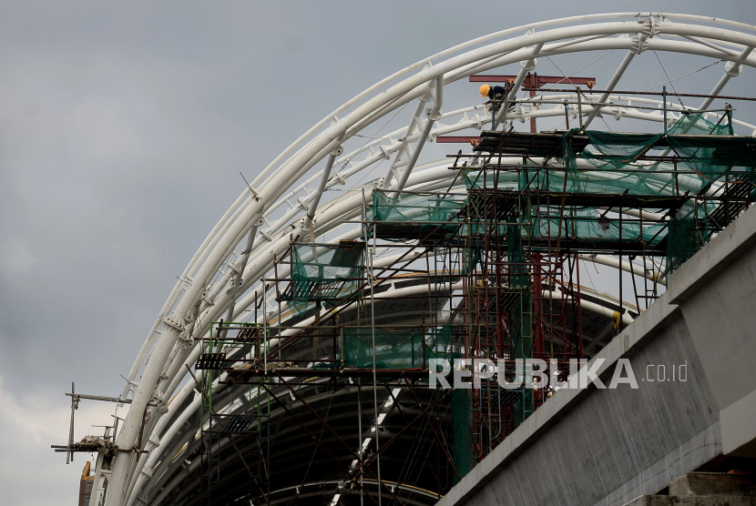 [Ilustrasi] Pekerja menyelesaikan proyek pembangunan LRT Jabodetabek di Jakarta.