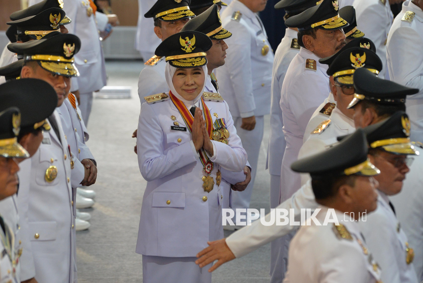 Gubernur Jawa Timur Khofifah Indar Parawansa mengikuti upacara pelantikan kepala daerah serentak di kompleks Istana Kepresidenan, Jakarta Pusat, Kamis (20/2/2025). 