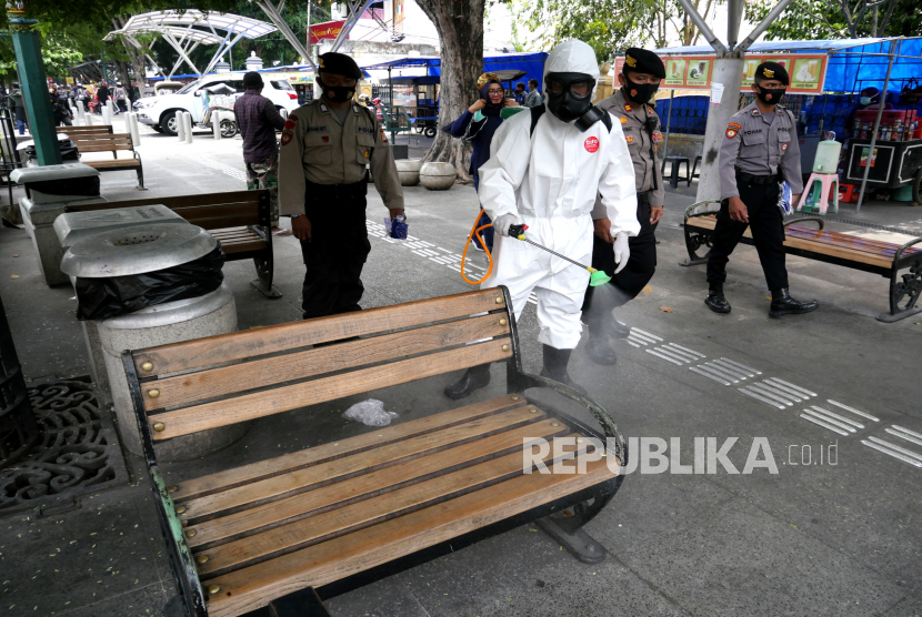 Penyemprotan disinfektan di jalur pedestrian Malioboro, Yogyakarta. (Ilustrasi)