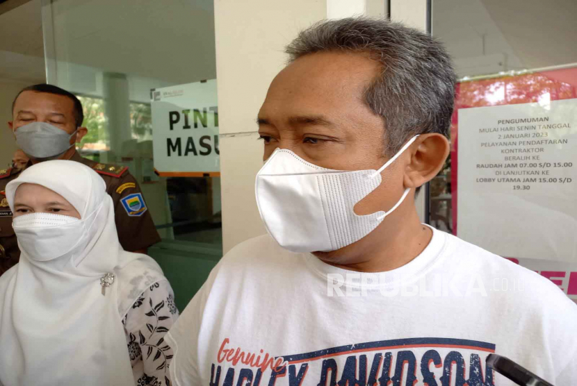 Wali Kota Bandung Yana Mulyana menjenguk korban papan reklame roboh, yang saat ini masih menjalani perawatan di RS Al Islam, Bandung, Jawa Barat,  Selasa (28/3/2023). 