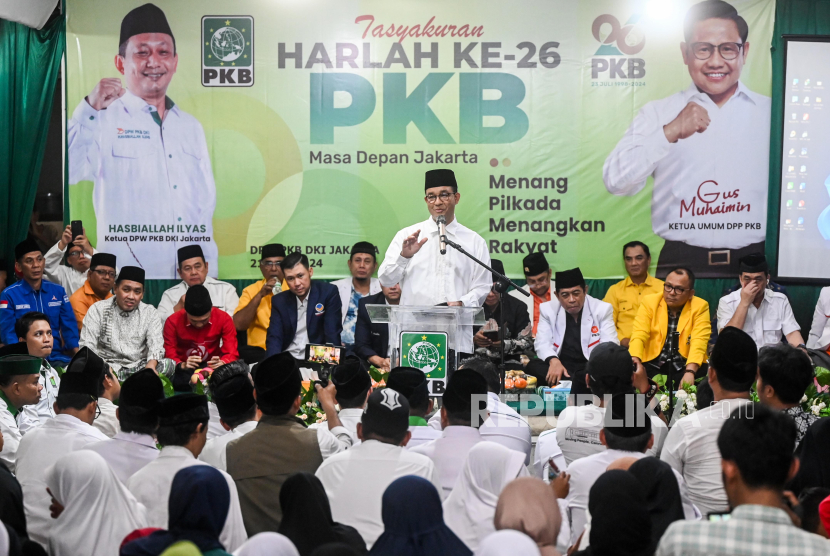 Gubernur DKI Jakarta periode 2017-2022 Anies Baswedan memberikan sambutan saat menghadiri acara tasyakuran Harlah ke-26 PKB di Jakarta, Ahad (21/7/2024). 