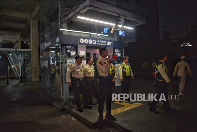 Petugas keamanan berjaga di pintu Masuk Halte MRT Blok M BCA, Jakarta, Kamis(30/5/2024). Operasional MRT Jakarta dihentikan sementara akibat jalur MRT terdampak kegiatan kecelakaan konstruksi yang sedang dilakukan di Gedung Kejaksaan Agung (Kejagung). Akses ke Stasiun MRT Blok M ditutup sementara setelah MRT menghentikan kegiatan operasionalnya. Penumpang pun menumpuk di sekitar Stasiun MRT Blok M.